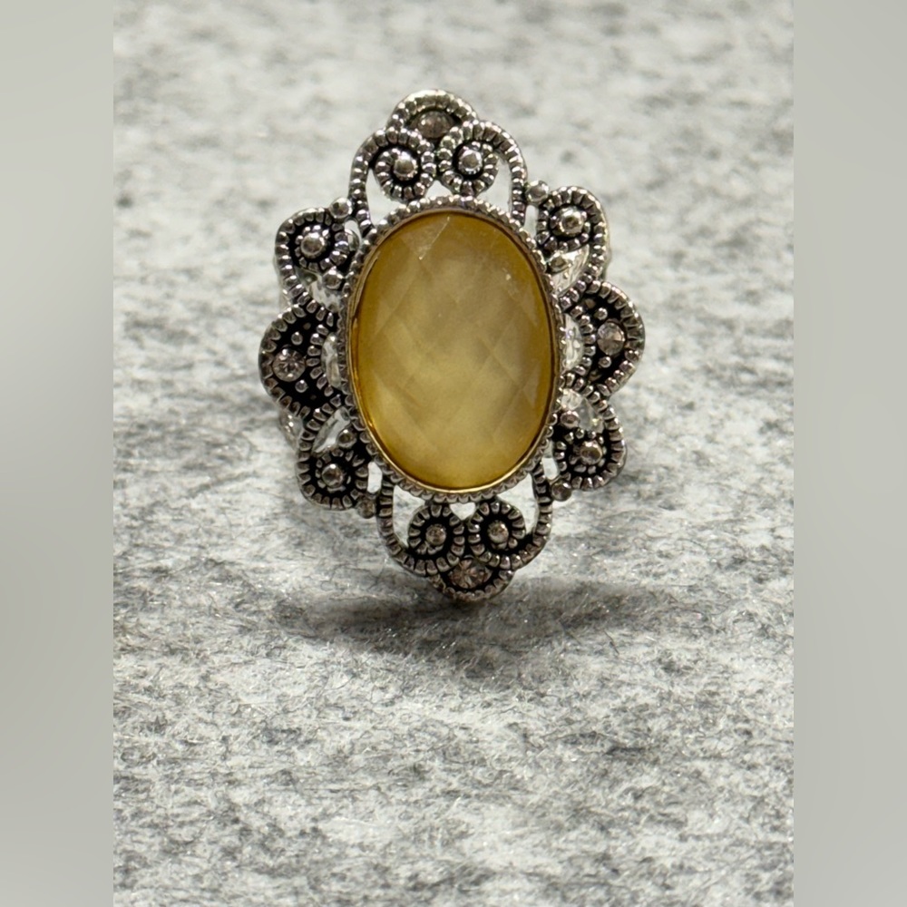 🟠Beautiful Faceted Yellow Accent on a Silver Toned adjustable Ring